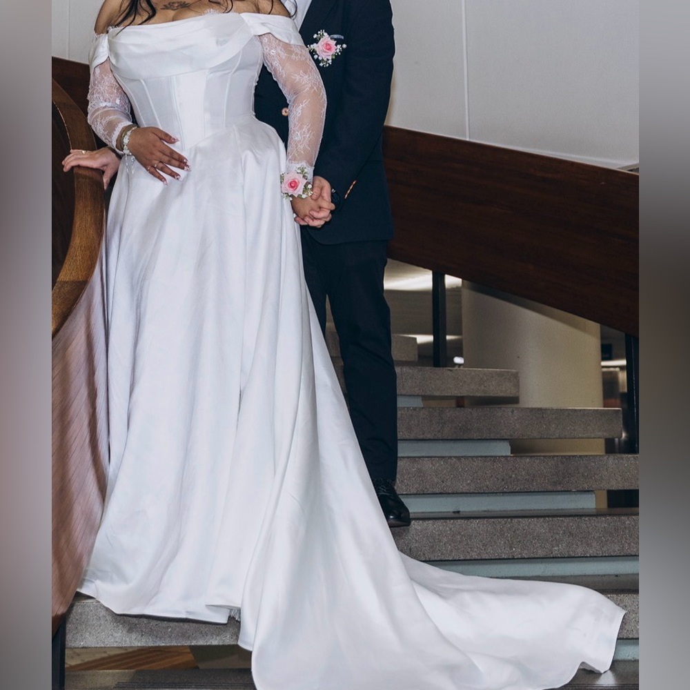 Elegant Off-Shoulder White Lace Corset Wedding Dress - Picture 6 of 7
